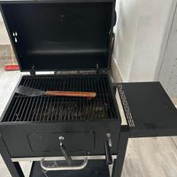 Barbecue a carbonella con altezza regolabile