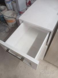 Cassettiera in legno laccato bianco