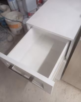 Cassettiera in legno laccato bianco