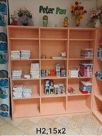 scaffalatura negozio legno