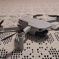 DJI Mavic Mini con accessori. 