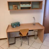 SCRIVANIA E LIBRERIA IN LAMINATO DI BERLONI