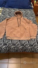 Felpa di colore marrone cammello