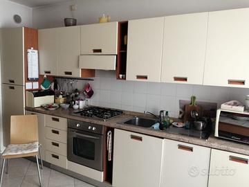 Cucina completa di elettrodomestici e tavolo