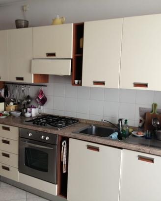 Cucina completa di elettrodomestici e tavolo