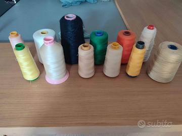 scatola grande di filo e ferri per fare la maglia