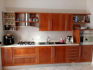 Cucina lineare ante in legno