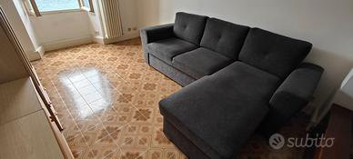 Divano tre posti con chaise long