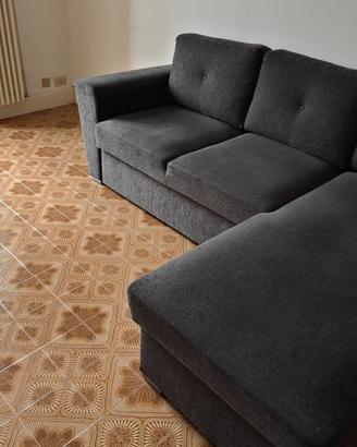 Divano tre posti con chaise long