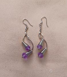 Orecchini pendenti con cristalli viola