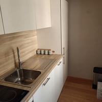 Cucina laccata con top in laminato lineare