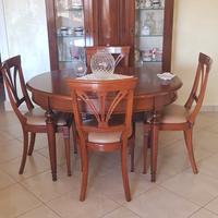 Credenza e tavolo sala con sedie 