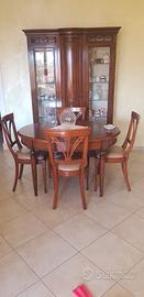 Credenza e tavolo sala con sedie 