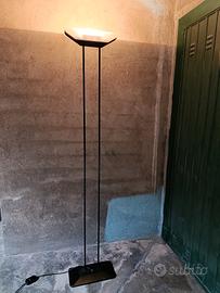 Lampada da terra di design nera