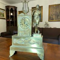 antico orologio da camino in ottone