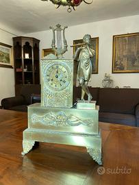 antico orologio da camino in ottone