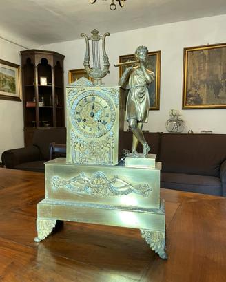 antico orologio da camino in ottone