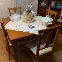 Tavolo con 4 sedie in legno