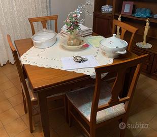 Tavolo con 4 sedie in legno