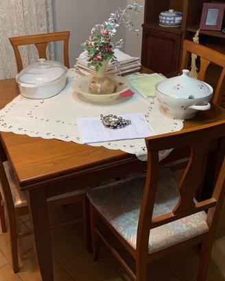 Tavolo con 4 sedie in legno