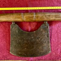 Antica mannaia a mezzaluna per carni