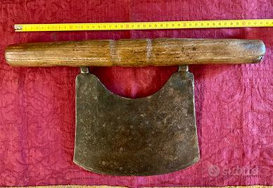 Antica mannaia a mezzaluna per carni