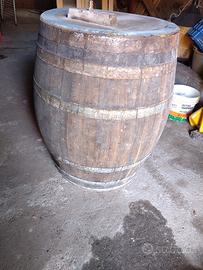 Botte per vino in legno e metallo