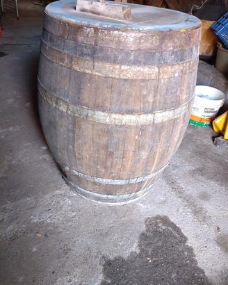 Botte per vino in legno e metallo