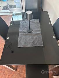 Tavolo vetro con sedie di pelle