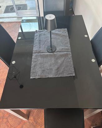 Tavolo vetro con sedie di pelle