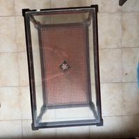 Tavolino con ripiano in vetro