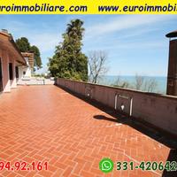 Villa semi indipendente con giardino e vista mare