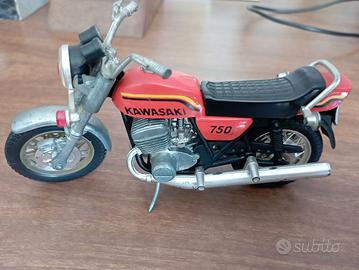 modellino Kawasaki 750