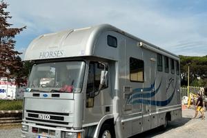 Van trasporto 3 cavalli con living