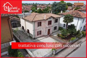 Casa Singola Terratetto con giardino e capannoni a