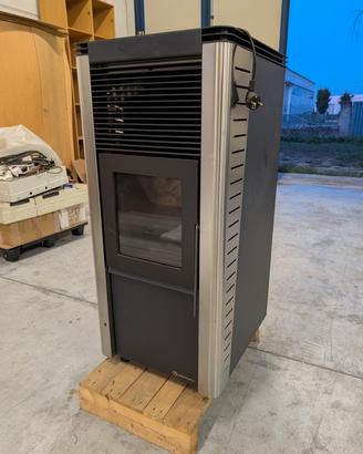 Stufa a pellet usata poco, praticamente nuova.