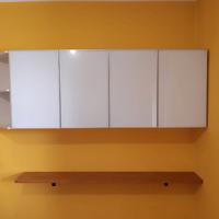 Mobile pensile bianco, vetro e alluminio.