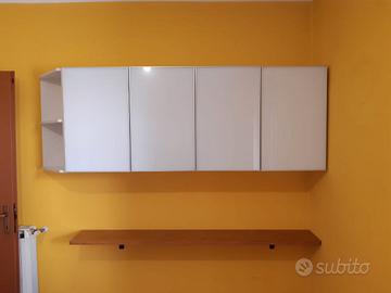 Mobile pensile bianco, vetro e alluminio.