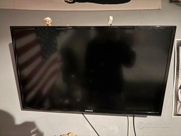 televisore samsung con staffa a parete