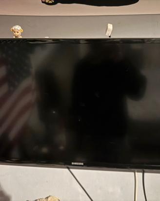 televisore samsung con staffa a parete