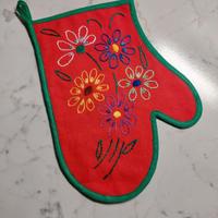 Guanto da cucina ricamato a mano.