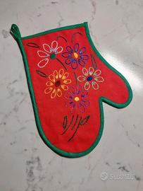 Guanto da cucina ricamato a mano.