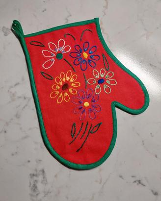 Guanto da cucina ricamato a mano