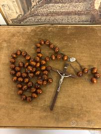 Rosario religioso in legno con crocifisso