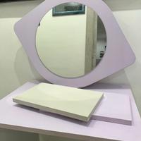 scrivania con mensole e specchio