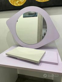 scrivania con mensole e specchio