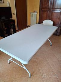 Tavolo da giardino richiudibile.