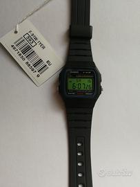 Casio F-91w modificato con schermo verde lime