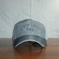 Cappello retato con visiera di colore grigio