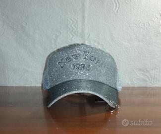 Cappello retato con visiera di colore grigio